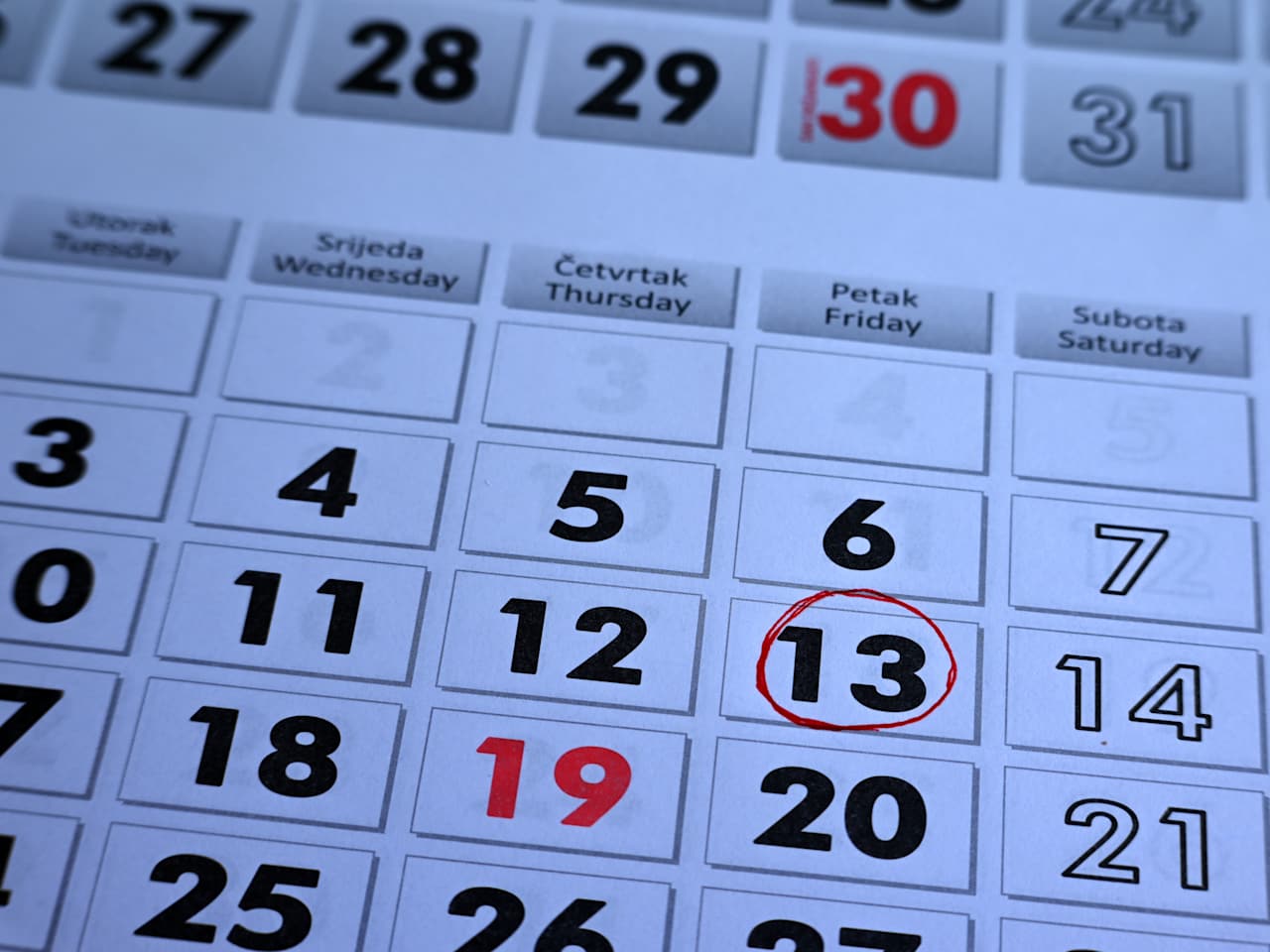 Freitag den 13. auf Papier Kalender. Markiertes Datum des 13. Freitags. © Shutterstock | Simun Galic