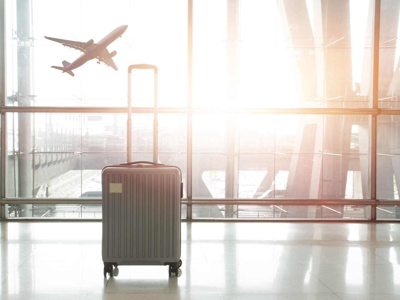Koffer am Flughafen-Gate