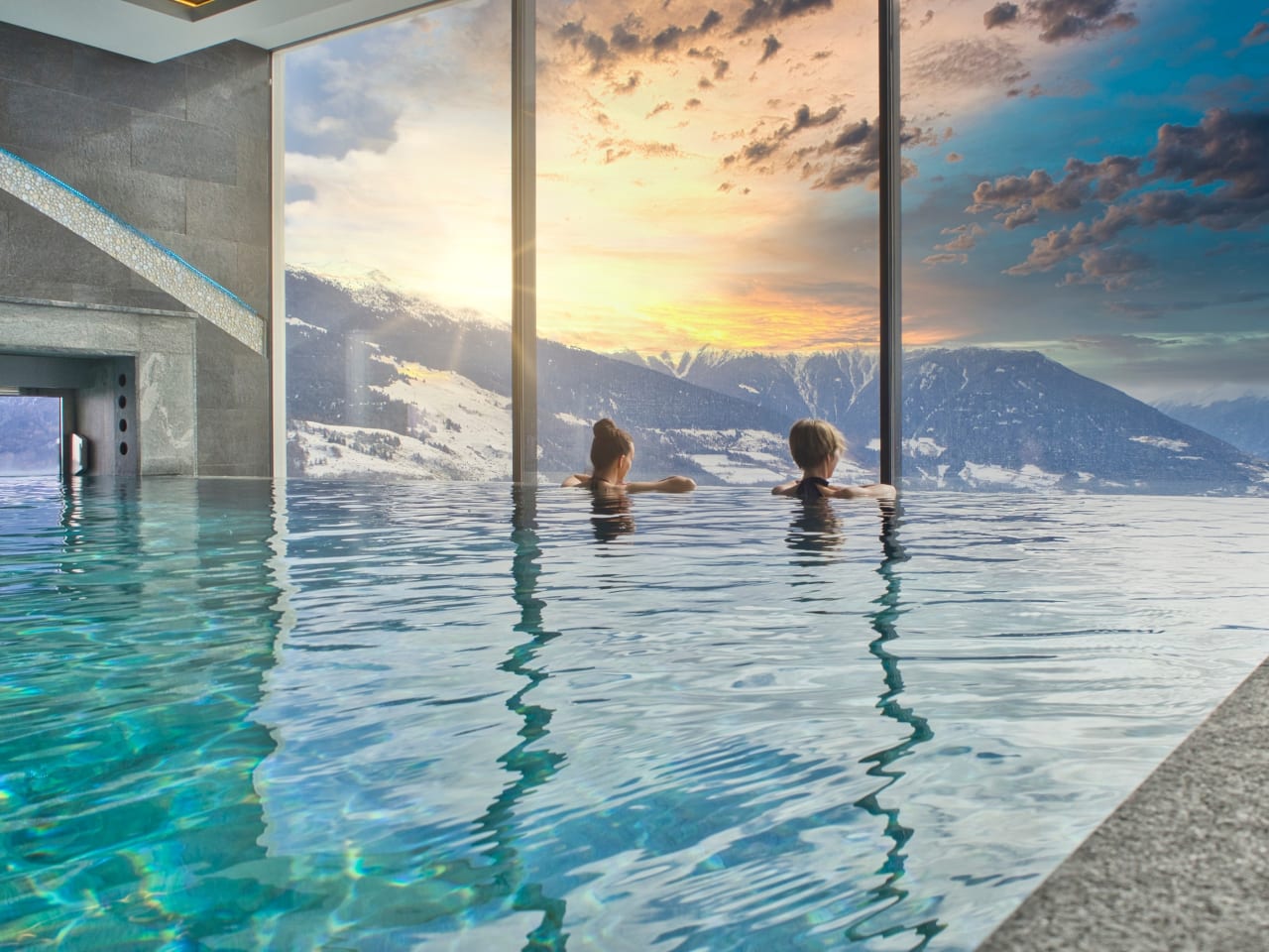 Frauen im Pool in den Bergen