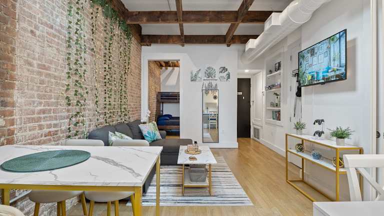 Visual Reference: Chic Penthouse With Bus Stop At Doorstep 15 Minutes To