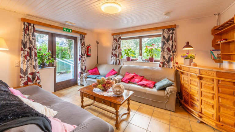 Holdiday Inn Holiday home in Montleban with garden (Cherain): Alle Infos zum Hotel