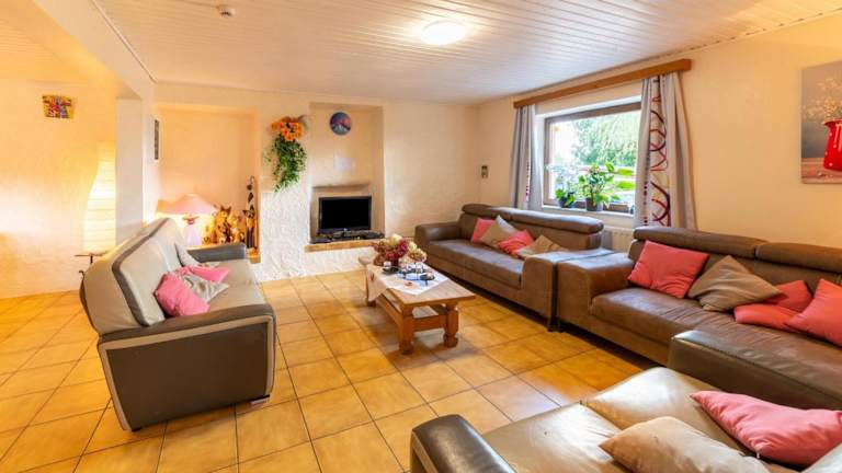Holdiday Inn Holiday home in Montleban with garden (Cherain): Alle Infos zum Hotel