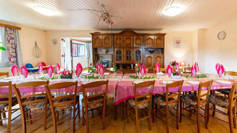 Holdiday Inn Holiday home in Montleban with garden (Cherain): Alle Infos zum Hotel