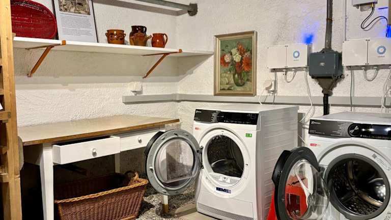 Waterfall Patern Waterfall Views-Stylish Design-Big Comfy Bed (Lauterbrunnen): Alle ...