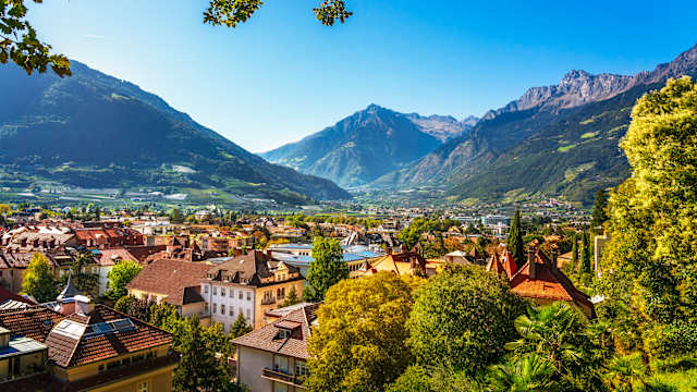 Blick auf Meran und Berge von Tappeiner Promenade, Südtirol © iStock.com/StevanZZ