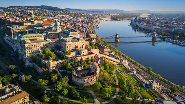 Blick auf eine Stadt am Wasser mit einer großen Brücke