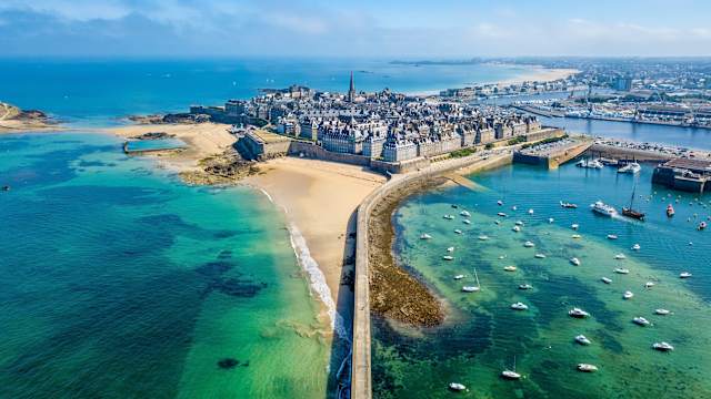 Blick auf eine Stadt am Wasser mit einem Wasser voller Boote