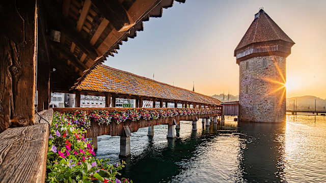 Kapellbrücke über die Reuss mit Wasserturm im Sonnenaufgang, Luzern © Reinhard Schmid/HUBER IMAGES