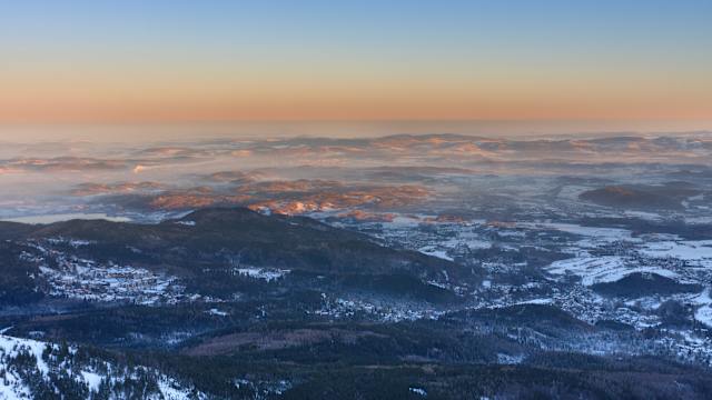 Karpacz-Blick von der Schneekoppe, Riesengebirge, Tschechien. © PatrikSlezak via Getty Images