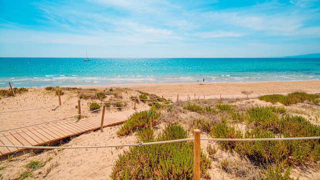 Ein leerer Strand mit türkisem Wasser