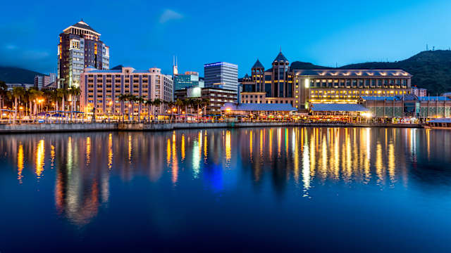 Eine bunt beleuchtete Stadt am Wasser