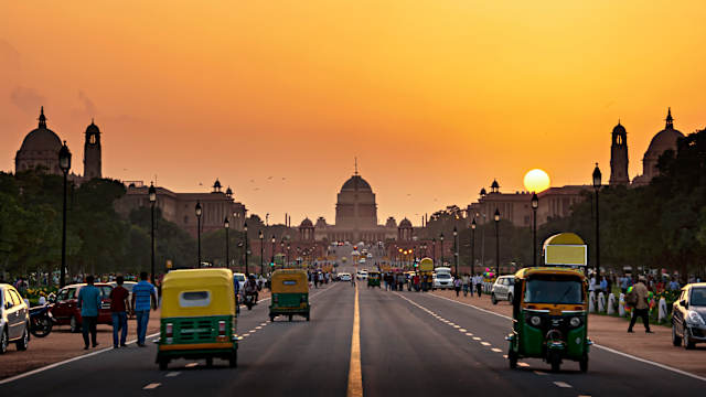 Der Rashtrapati Bhavan ist die offizielle Residenz des indischen Präsidenten und befindet sich am westlichen Ende des Rajpath in Neu-Delhi, Indien. © Kriangkrai Thitimakorn via Getty Images