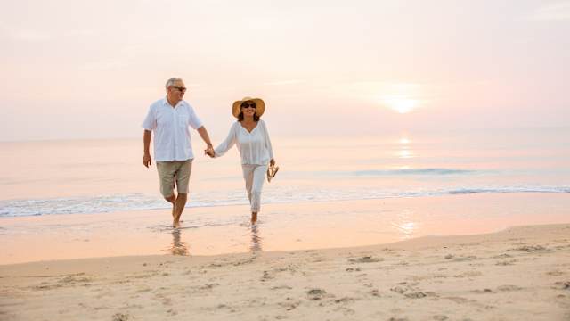 Seniorenpaar am Strand, Thailand © FredFroese/E+ via Getty Images