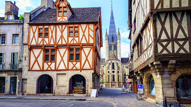 Eine Gasse mit Fachwerkhäusern.