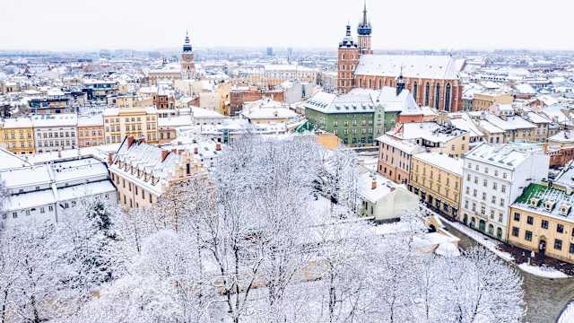 Luftaufnahme der schneebedeckten Altstadt Krakaus in Polen. © pawel.gaul via Getty Images