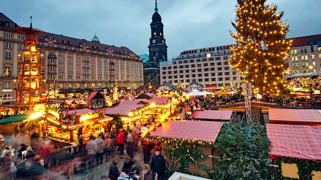 Beleuchteter Dresdner Striezelmarkt in der Dämmerung. © Allan Baxter via Getty Images