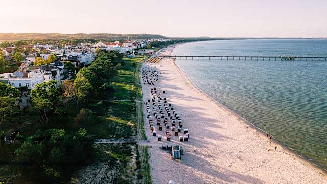 Strand aus der Vogelperspektive voller Strandkörbe