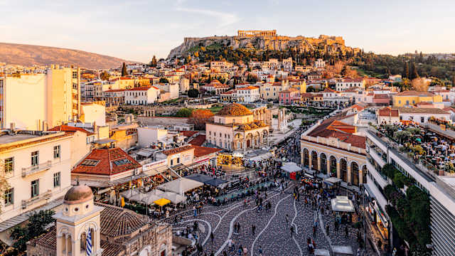 Blick über Athen und den Monastiraki Platz und die Akropolis. © Alexander Spatari via Getty Images