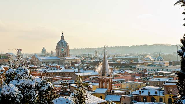 Blick über die verschneiten Dächer Roms, Italien. © Giordano Cipriani via Getty Images