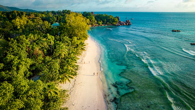 Blick auf einen traumhaften Sandstrand auf La Digue, Seychellen.