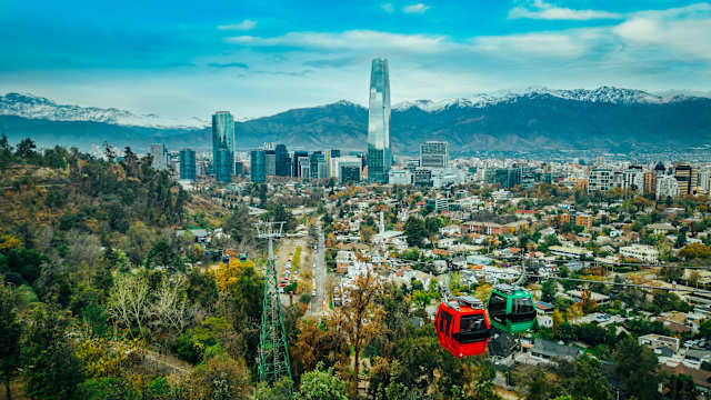 Blick über die Hauptstadt Santiago de Chile, Chile. © rparobe via Getty Images