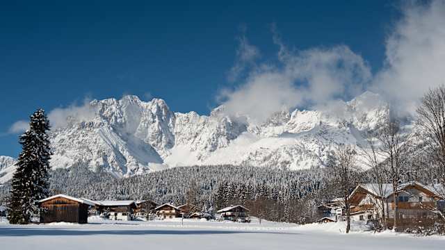 Schöne Bergkette namens Wilder Kaiser im Winter in Österreich. Dorf Going bei Kitzbühl, Tirol, Österreich. © hiphunter via Getty Images