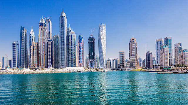 Blick auf die Skyline Dubais und die Marina. © Maremagnum via Getty Images