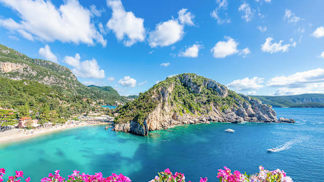 Blick in eine Bucht auf Korfu, Griechenland.