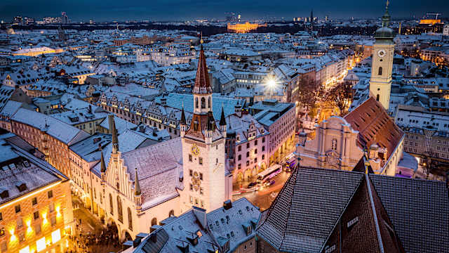 Blick auf die verschneiten Dächer von München.