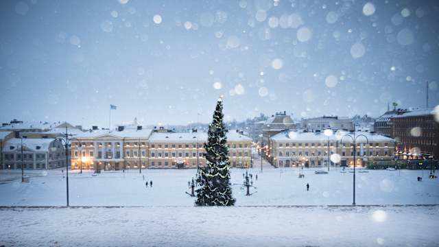 Blick auf Helsinki und einen Weihnachtsbaum im Schnee, Finnland. © Miemo Penttinen via Getty Images