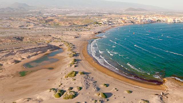 Panoramablick auf den Strand von El Medano auf Teneriffa, Spanien.