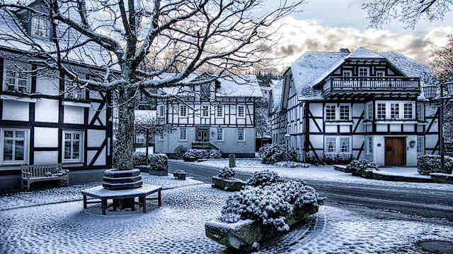 Das verschneite Dorf Oberkirschen bei Winterberg. © Dado Daniela via Getty Images