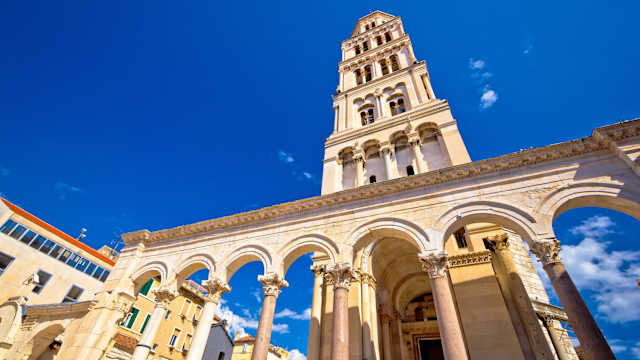 Blick nach oben zum Diokletianspalast in Split, Kroatien.