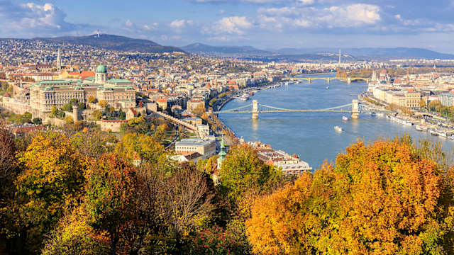 Blick über Budapest mit mehreren Brücken über den Fluss.