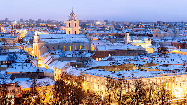 Blick über die verschneiten Dächer von Vilnius, Litauen. © joe daniel price via Getty Images