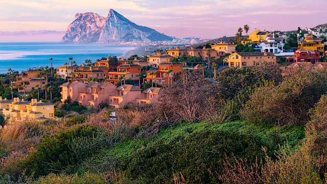 Blick auf den Felsen von Gibraltar in der Ferne. © Dark_Eni via Getty Images