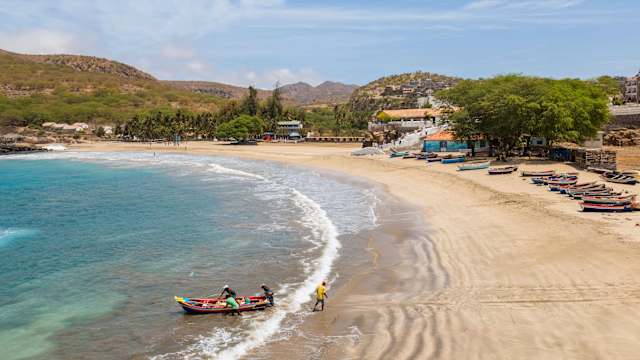 Ein Boot am Strand von Tarrafal auf den Kap Verden.