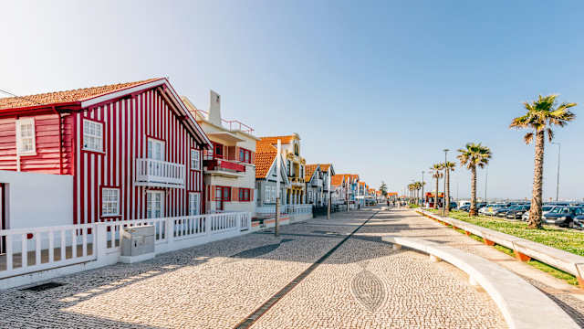 Bunte, gestreifte Häuser an der Küste von Costa Nova in Portugal.
