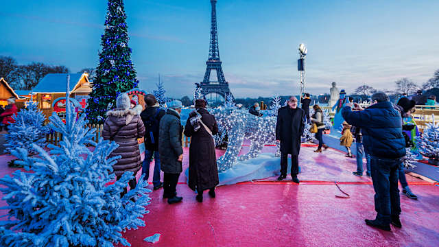 Blick auf den Eiffelturm von der Christmas Village in Paris, Frankreich. © Maremagnum via Getty Images