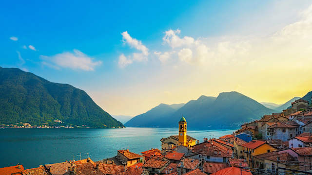 Ein Dorf an einem See in den Bergen