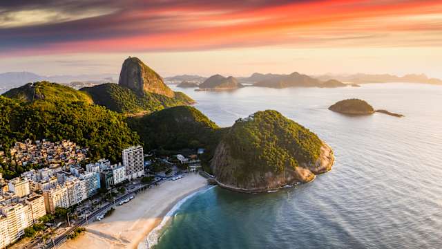 Blick auf den Copacabana Beach in Rio de Janeiro, Brasilien.