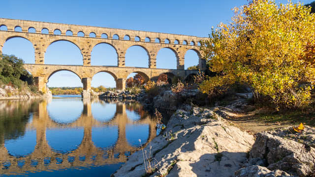 Die Pont du Gard über einen Fluss in Südfrankreich.