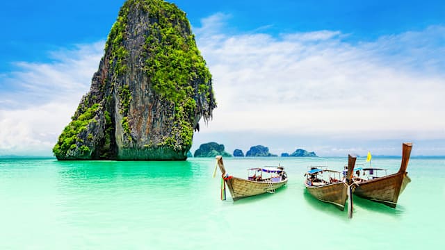 Am Meer bei Phuket fühlt man sich dem Paradies ein Stück näher. © saiko3p - Getty Images/iStockphoto