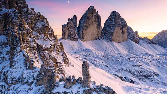 Blick auf die Drei Zinnen in den Dolomiten, Italien. © Roberto Moiola / Sysaworld via Getty Images