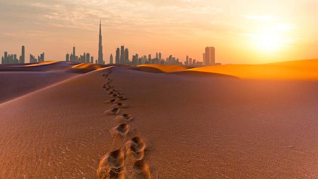 Fußabdrücke in einer Düne vor Dubai.