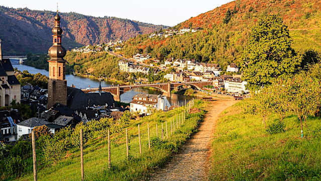 Ein Weg über Cochem an der Mosel entlang.