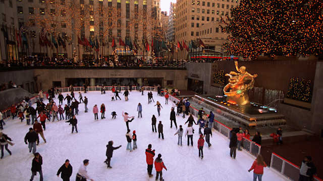 Eislauffläche am Rockefeller Center zur Weihnachtszeit, New York City, USA. © Rudy Sulgan via Getty Images