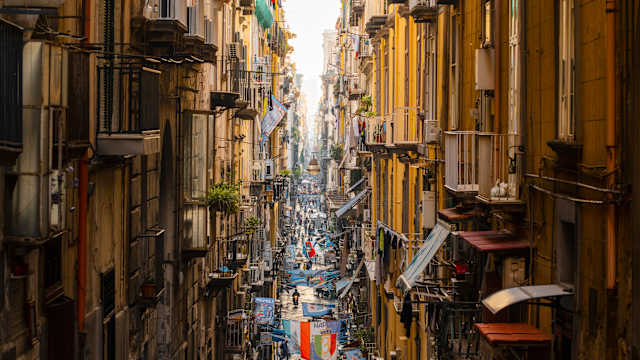 Blick in die Gasse der Altstadt in Neapel, Italien.