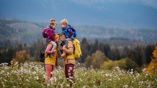 Familienwanderung © Halfpoint - stock.adobe.com