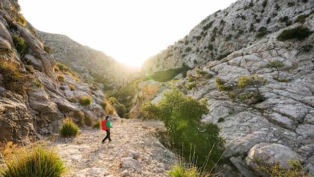 Eine Frau wandert in den Bergen auf Mallorca.